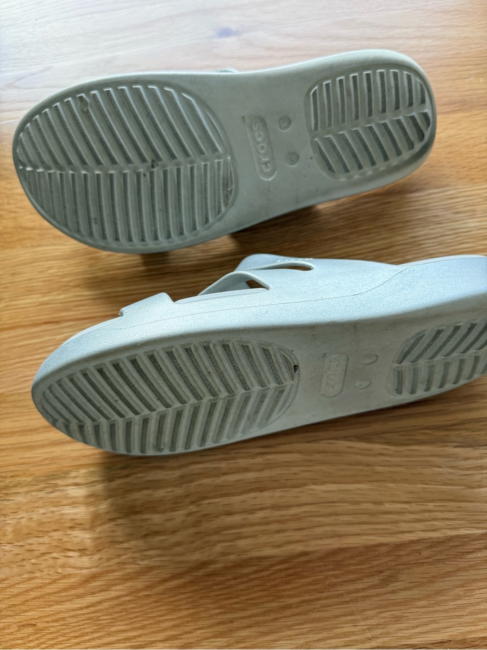 CROCS Getaway Women’s Metallic Silver Crossover Slide Sandals - Picture 2 of 3
